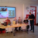 Dobrodelna stojnica z naravnimi izdelki